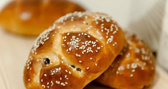 Buns with raisins and spices