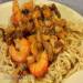 Camarones y pulpo con calabaza, champiñones, cebollas verdes y fideos de trigo sarraceno con salsa teriyaki