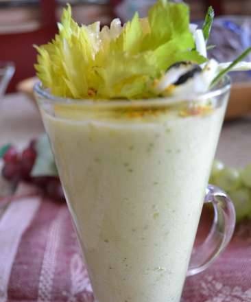 Cucumber-celery smoothie with pineapple