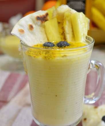 Banana-pineapple smoothie with linseed oil