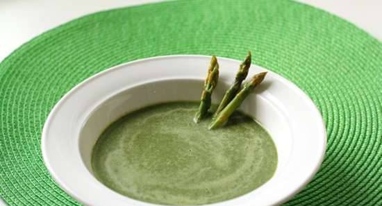 Asparagus soup with spinach and coconut milk