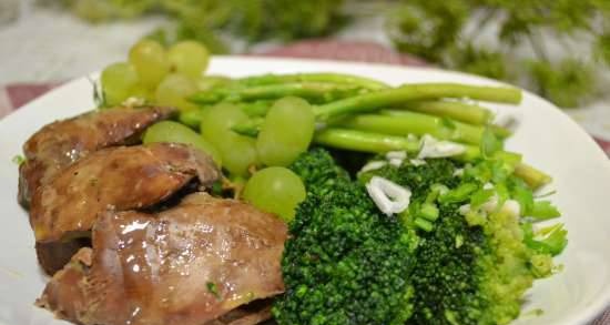 Steamed chicken liver with broccoli and young asparagus