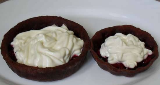 Chocolate tartlets with cherries in jelly and cottage cheese cream (in a pizza maker)