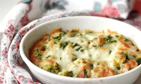Cauliflower baked with sausages, pesto sauce and mozzarella cheese