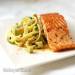 Salmone con salsa all'arancia, spaghetti alle zucchine e avocado