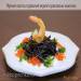 Pasta negra con caviar rojo y aceite de cangrejo de río bajo salsa de crema agria