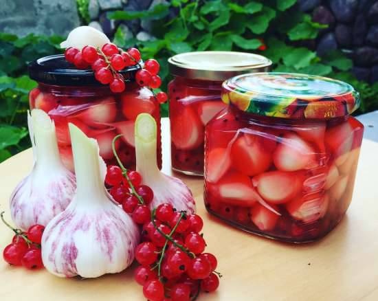 Marinated garlic with juice and red currant berries