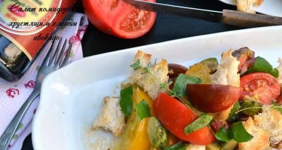 Ensalada de tomate con pan crujiente y aguacate