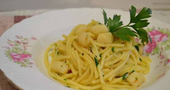Spaghetti pasta with scallops