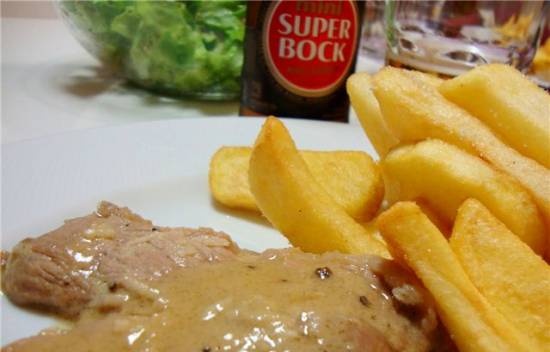 Pork with mustard-beer sauce in Portuguese