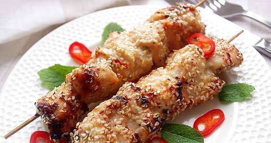 Chicken skewers in honey-lime marinade with mint and chili