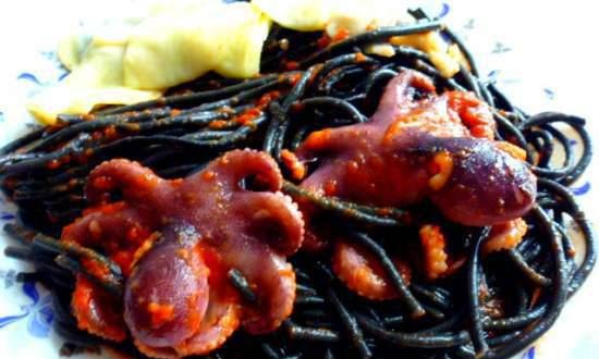 Spaghetti with cuttlefish ink baked in a pot