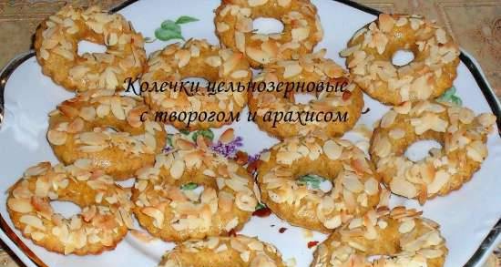 Whole grain rings with cottage cheese and peanuts