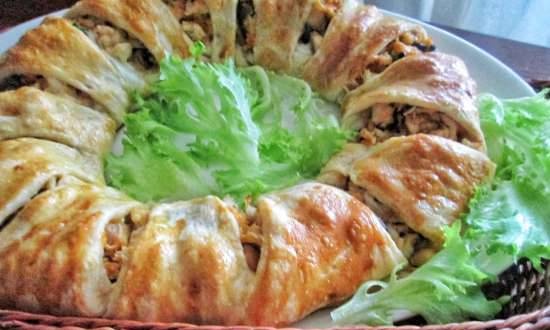 Snack pie - ring with chicken and mushrooms