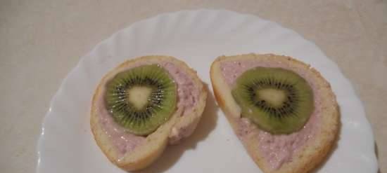Diet sponge cake roll with cream and kiwi (with xanthan gum and psyllium)