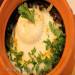 Helecho al horno en una olla con huevo