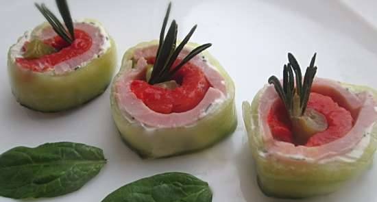 Cucumber, baked peppers and ham snack rolls