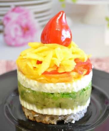 Salad slide with curd cheese, avocado and mango