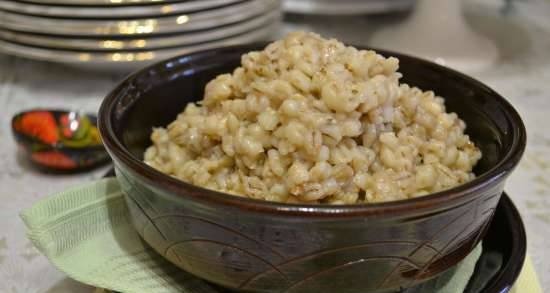 Barley porridge with onions in chicken broth, simmered in the oven
