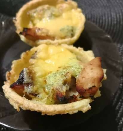 Rice tartlets (First tartlet maker) with chicken, tartar sauce and cheese