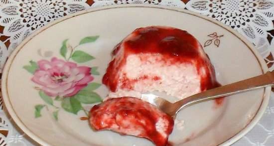Cottage cheese and frozen dessert with strawberries