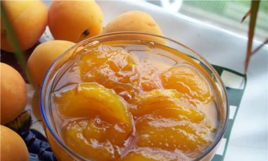 Apricot halves in clear syrup