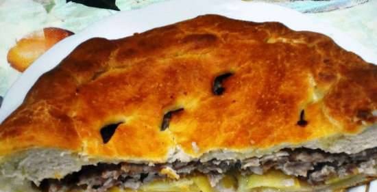 Minced meat pie and potatoes