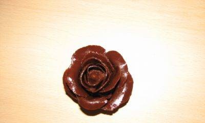 Roses from chocolate mass
