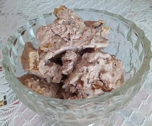 Chocolate ice cream with Oreo cookies and hazelnut praline