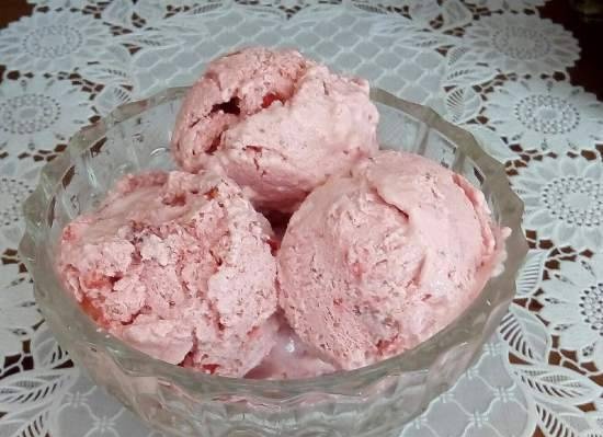 Cottage cheese and frozen dessert with strawberries