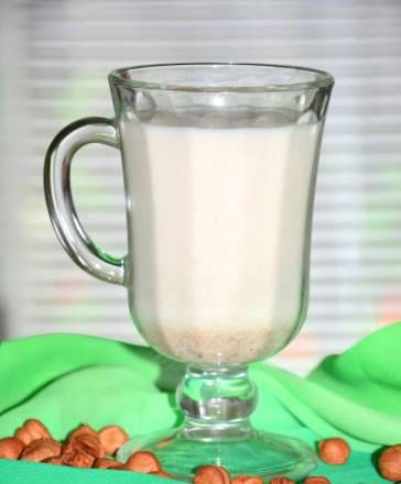 Vegetable milk, from hazelnuts, in a blender-soup cooker Endever SkyLine BS-90