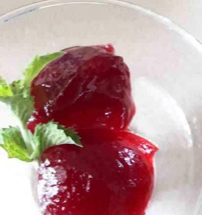 Red currant jelly in a slow cooker Element