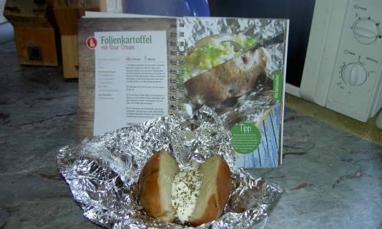 Potatoes in foil with sour cream sauce (slow cooker)
