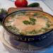Zuppa cremosa a base di zucchine, pomodori con salsicce, formaggio fuso e farina d'avena