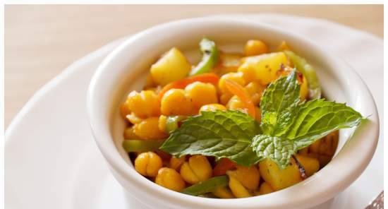 Chickpeas with zucchini and bell pepper