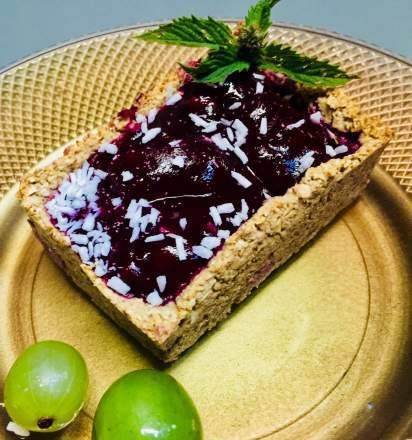 Quick dietary tart with berries for losing weight and not only