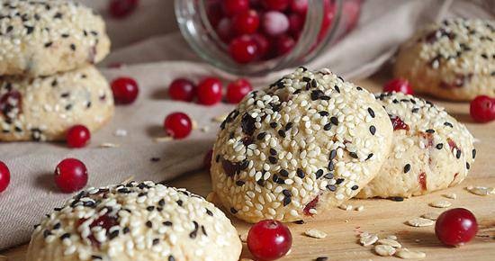 Biscotti di farina d'avena con mirtilli rossi e semi di sesamo