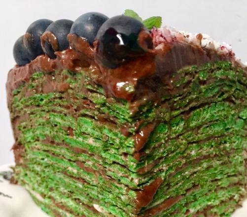 עוגת פנקייק עם תרד, כוסמת ירוקה וקרם אבוקדו "ירוקים בשוקולד"