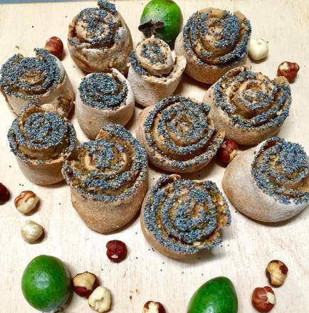 Roll buns with feijoa and poppy seeds for a slimmer waist
