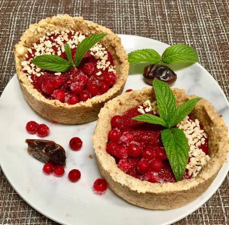 Berry soufflé tartlets without wheat flour and sugar