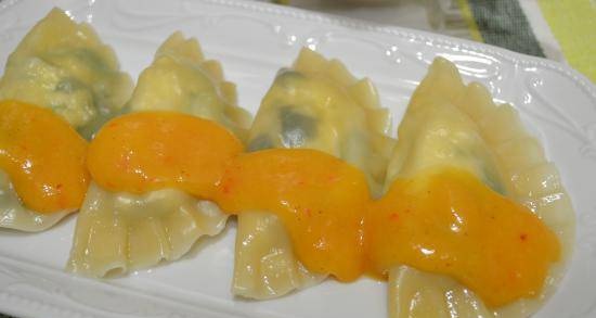 Dumplings with cottage cheese and spinach with peach sauce (for vegetarians)