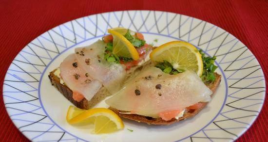 ساندويتش مع سمك السلمون المملح ، البطيخ ، الفلفل المخلل