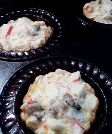 Antipasto caldo di champignon e bastoncini di granchio in una ciotola per muffin VES