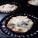 Heet voorgerecht van champignons en krabsticks in een VES-muffinkom