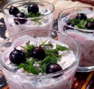 Herring appetizer with currant and sour cream sauce