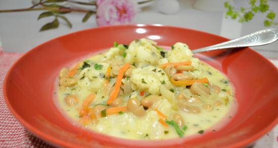 Cauliflower with beans in a creamy coconut milk sauce (for vegetarians)