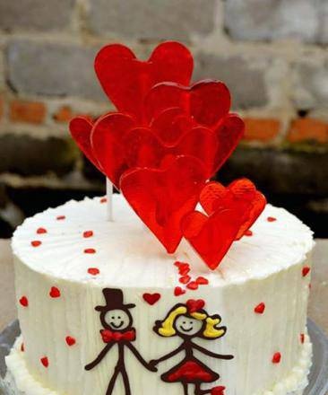 Sponge cake "Valentine" with raspberry confit and cream