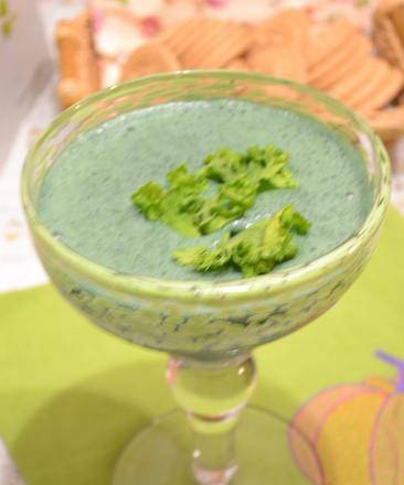 Green smoothie with kale, yogurt and spirulina