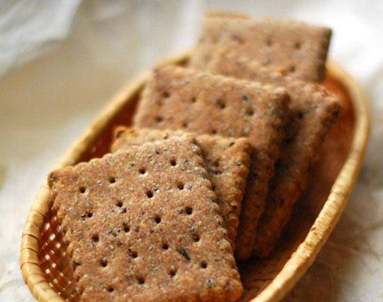 Crackers with almonds, flaxseeds and rosemary