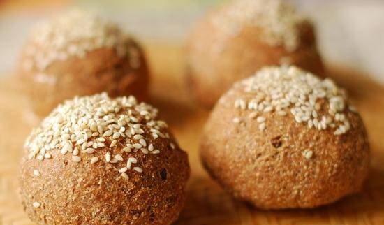 Low carb sesame seed buns